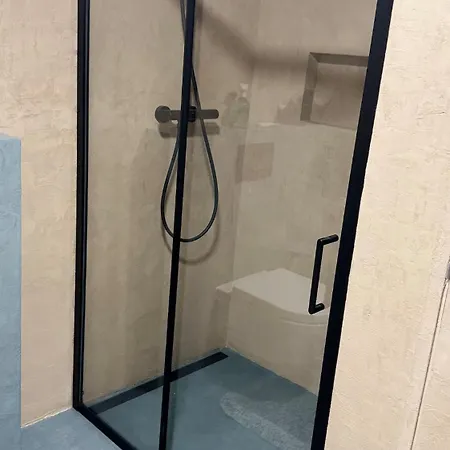 Newly Renovated With Private Entrance Appartement