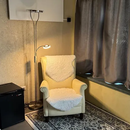 Modern & Cozy With Private Entrance