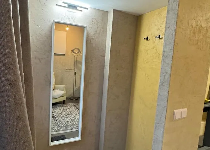 Newly Renovated With Private Entrance Lejlighed *