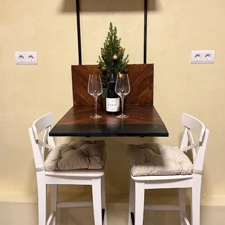 Newly Renovated With Private Entrance דירה