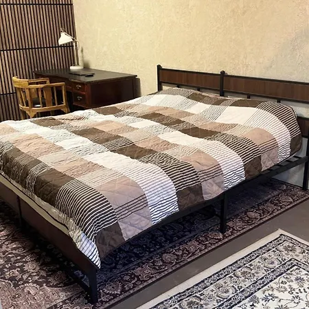 Newly Renovated With Private Entrance דירה