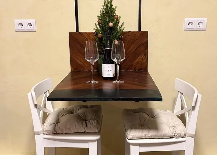 Newly Renovated With Private Entrance דירה