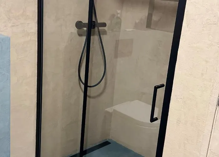 Newly Renovated With Private Entrance דירה