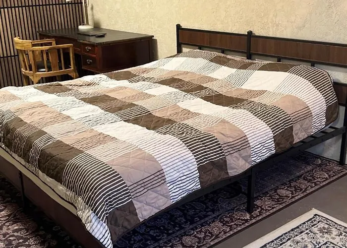 Newly Renovated With Private Entrance דירה